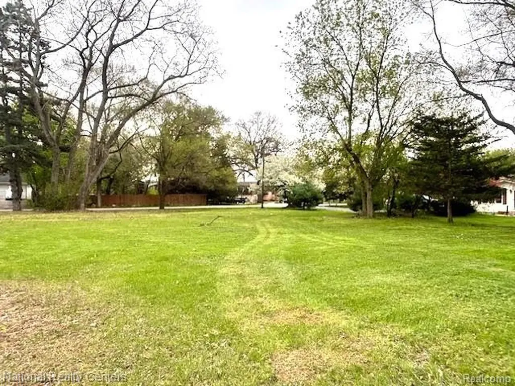 1625 Highland Park Drive Highland Charter Township MI 48356