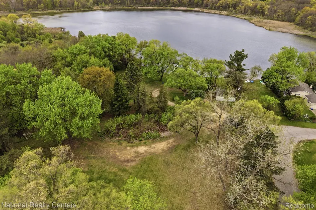 1625 Highland Park Drive Highland Charter Township MI 48356