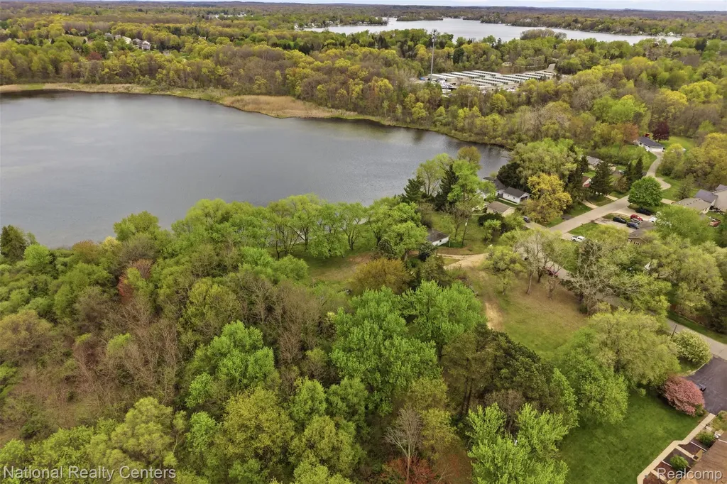 1625 Highland Park Drive Highland Charter Township MI 48356