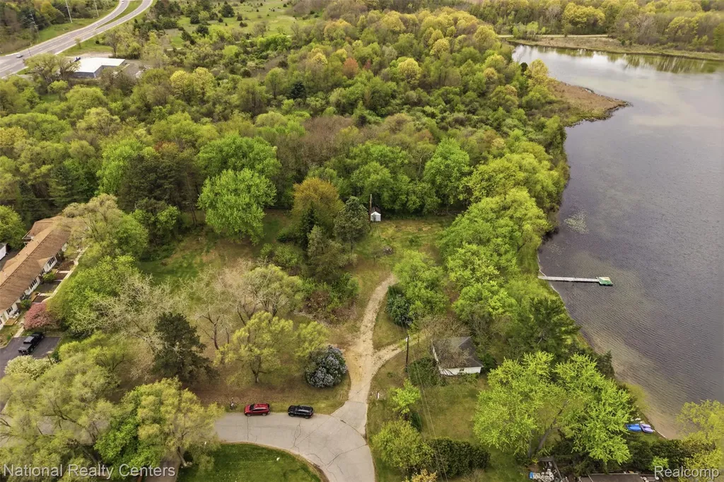 1625 Highland Park Drive Highland Charter Township MI 48356