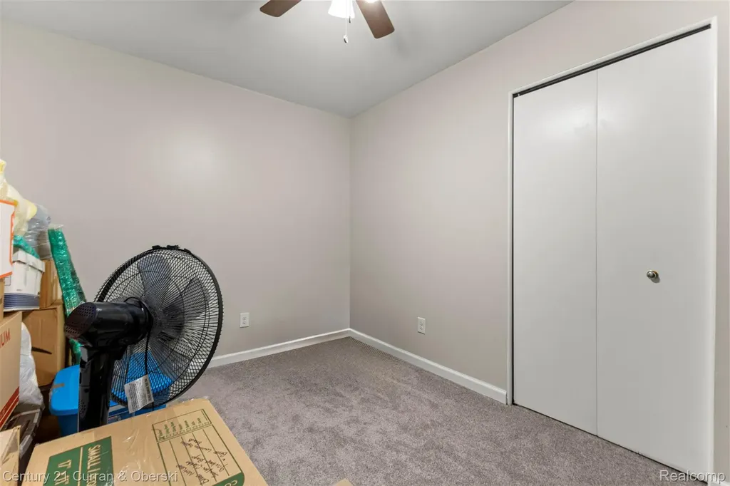 27423 Groveland Street Madison Heights City MI 48071