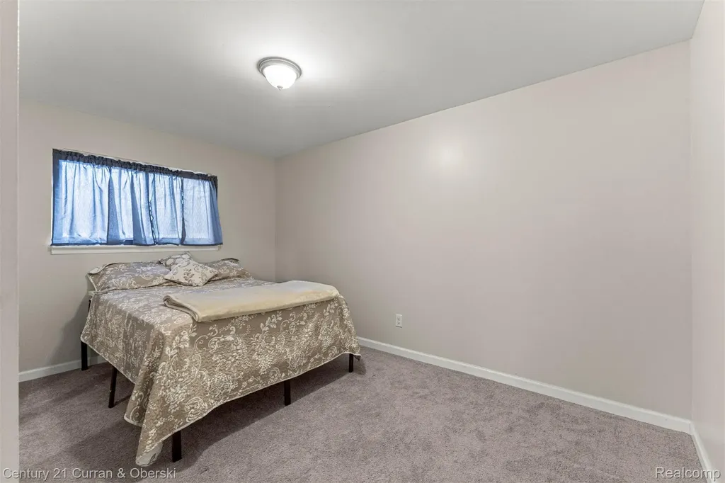 27423 Groveland Street Madison Heights City MI 48071