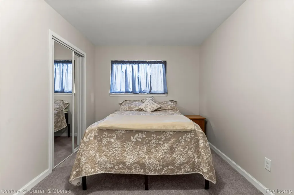 27423 Groveland Street Madison Heights City MI 48071