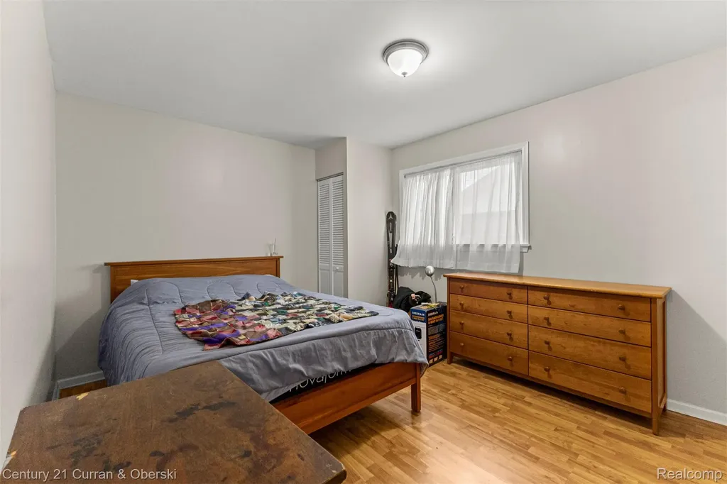 27423 Groveland Street Madison Heights City MI 48071