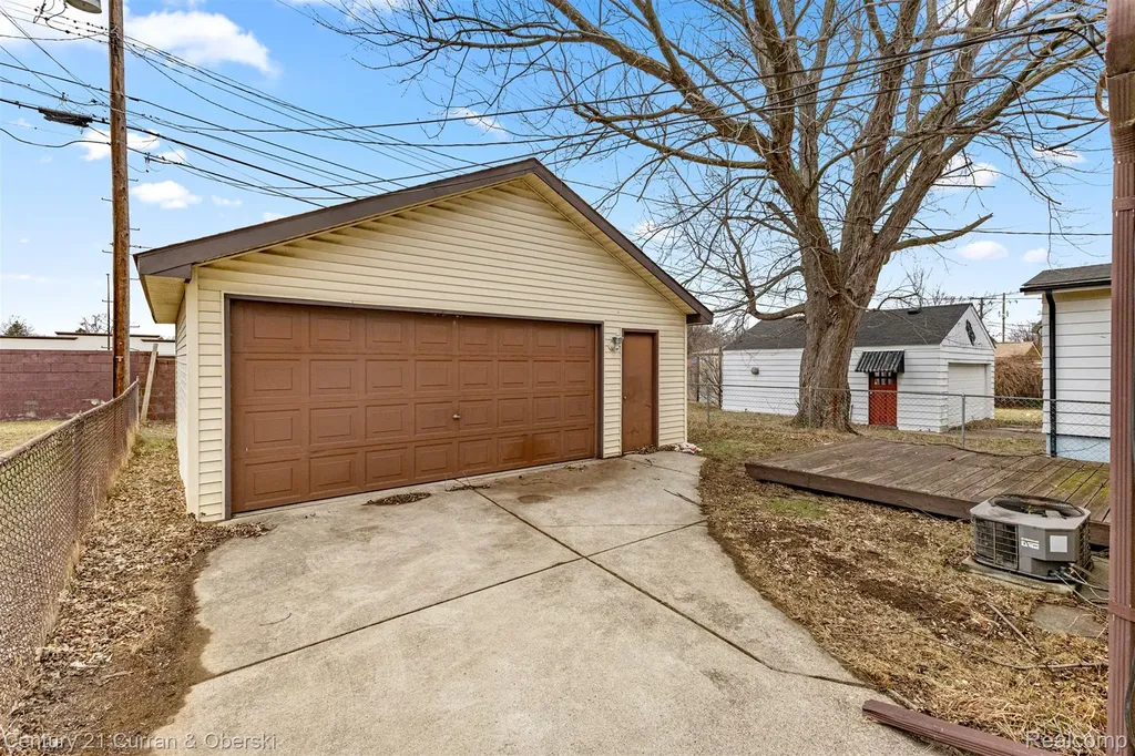 27423 Groveland Street Madison Heights City MI 48071