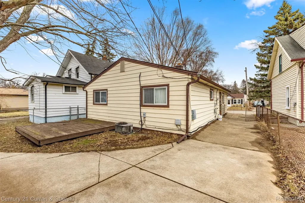 27423 Groveland Street Madison Heights City MI 48071