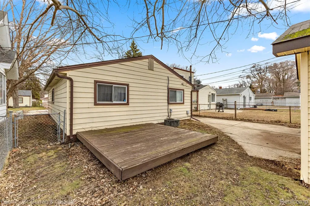27423 Groveland Street Madison Heights City MI 48071