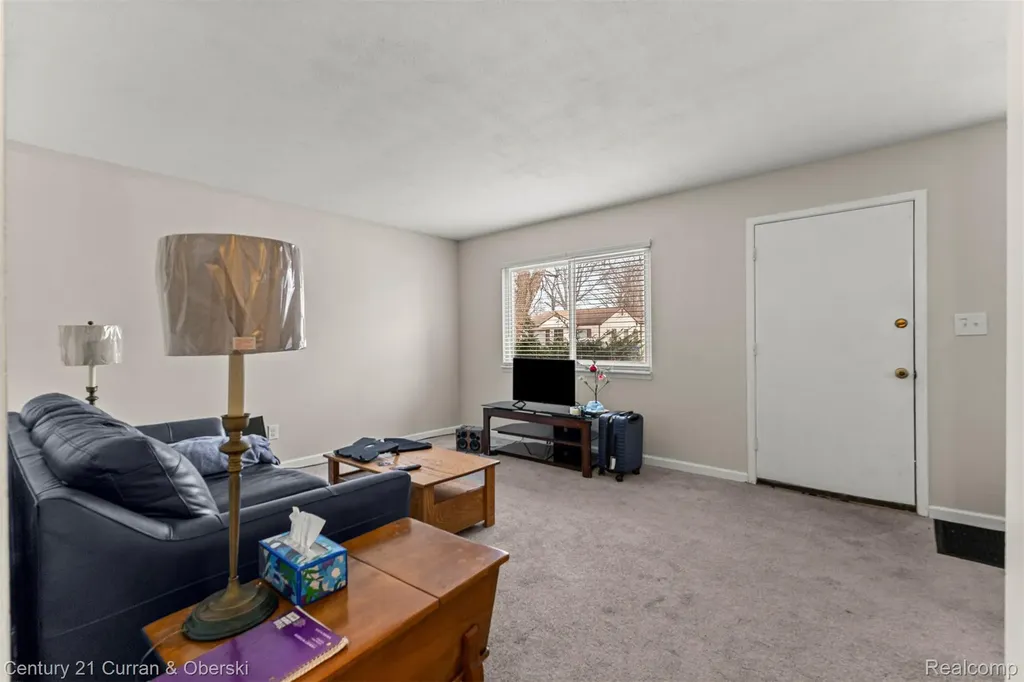 27423 Groveland Street Madison Heights City MI 48071