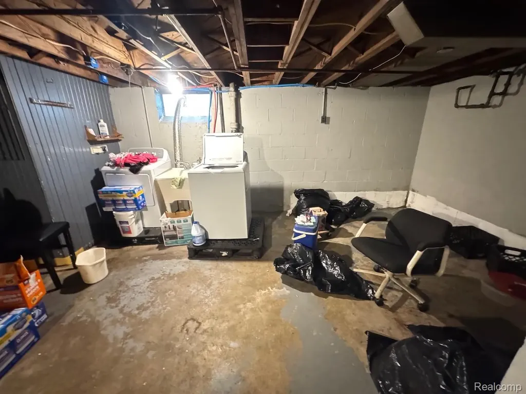 15831 Saratoga Street Detroit City MI 48205