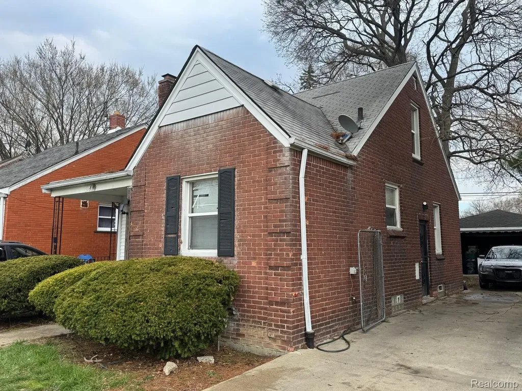 15831 Saratoga Street Detroit City MI 48205