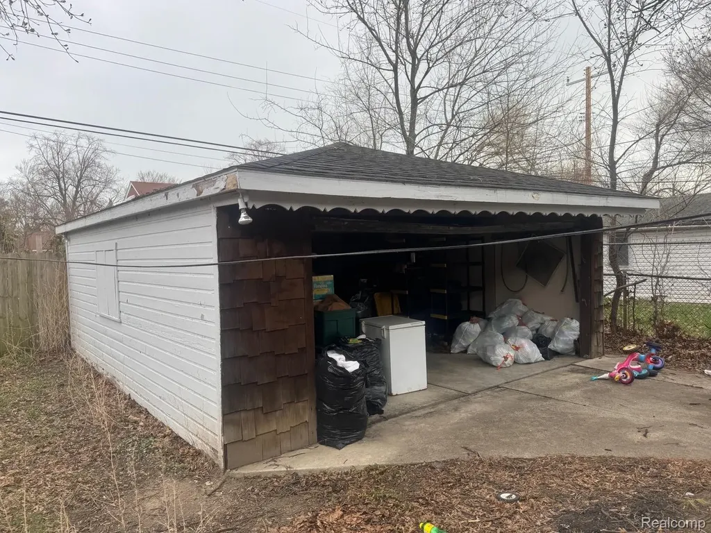 15831 Saratoga Street Detroit City MI 48205