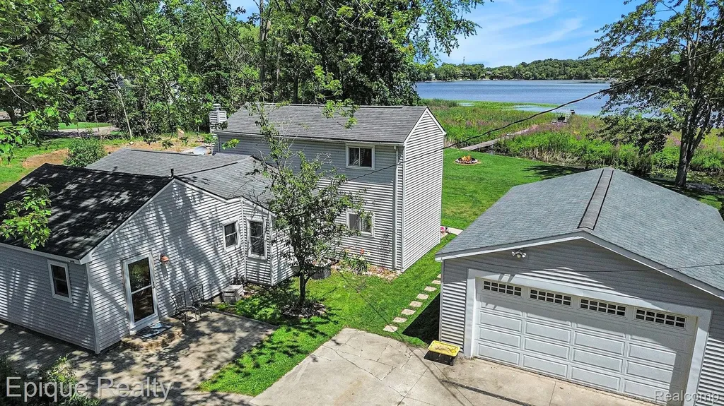 1990 Watkins Lake Road Waterford Charter Township MI 48328