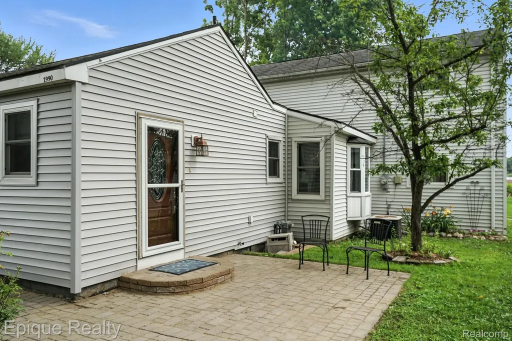 1990 Watkins Lake Road Waterford Charter Township MI 48328