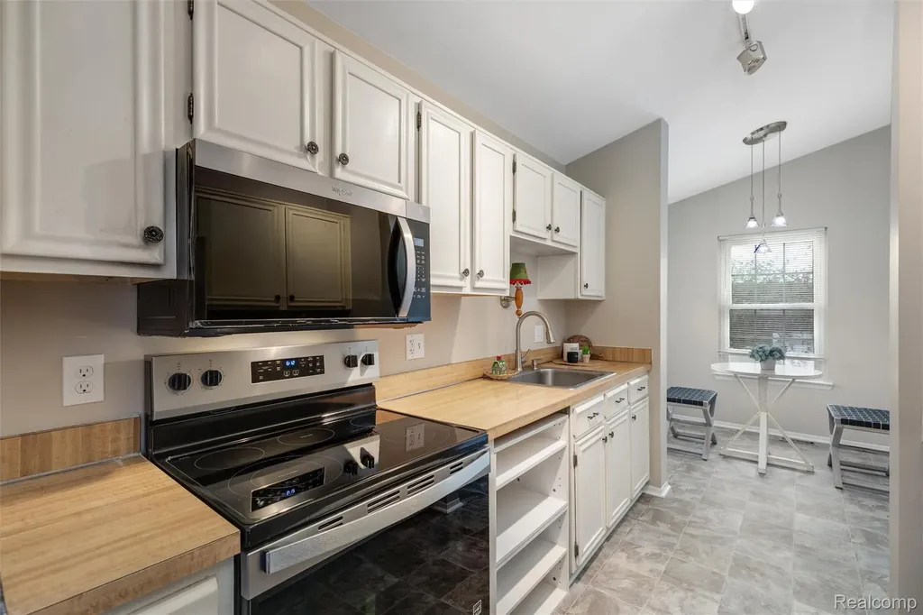 21384 E Glen Haven Circle Novi City MI 48167