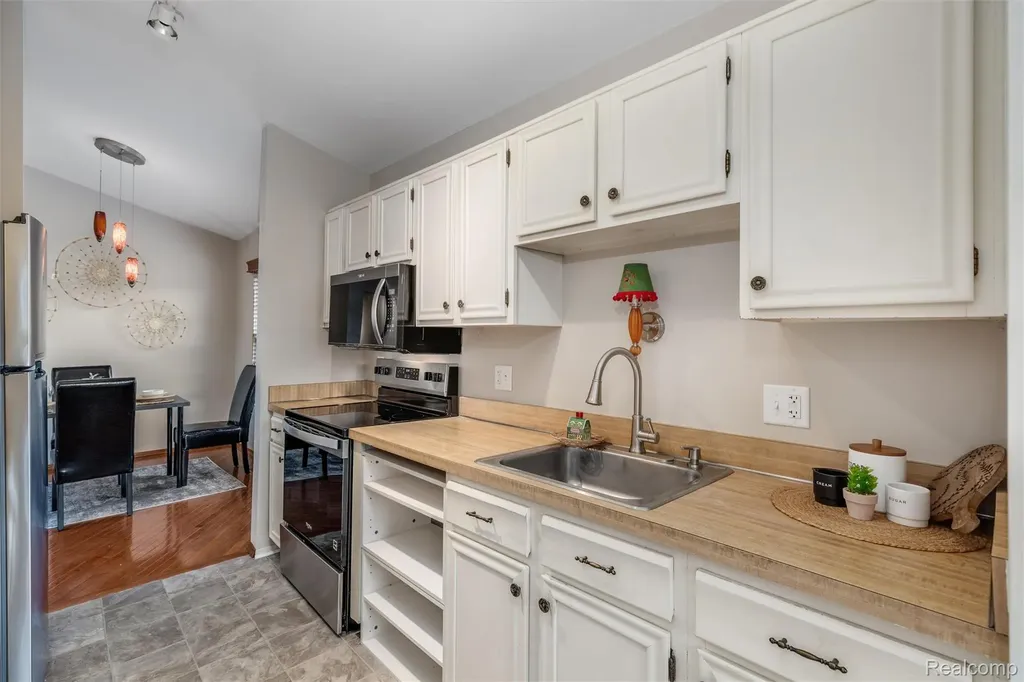 21384 E Glen Haven Circle Novi City MI 48167