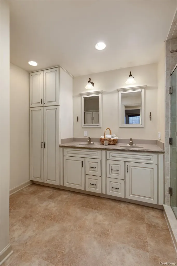 21384 E Glen Haven Circle Novi City MI 48167