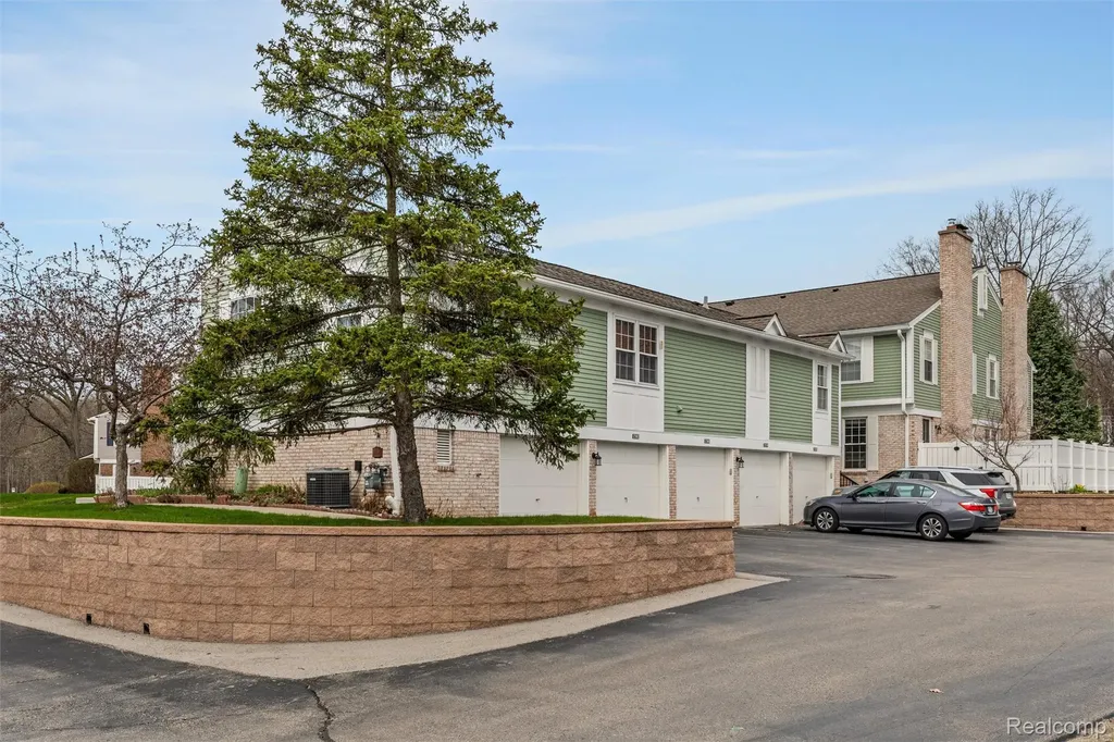 21384 E Glen Haven Circle Novi City MI 48167