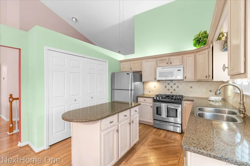 245 Winslow Circle Commerce Charter Township MI 48390