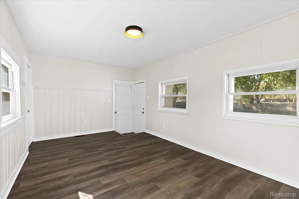 14092 Knox Avenue Warren City MI 48089