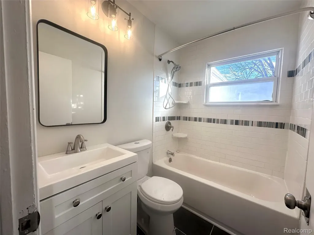 14092 Knox Avenue Warren City MI 48089