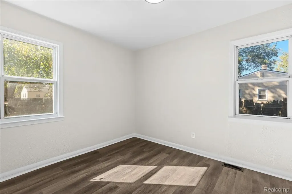 14092 Knox Avenue Warren City MI 48089