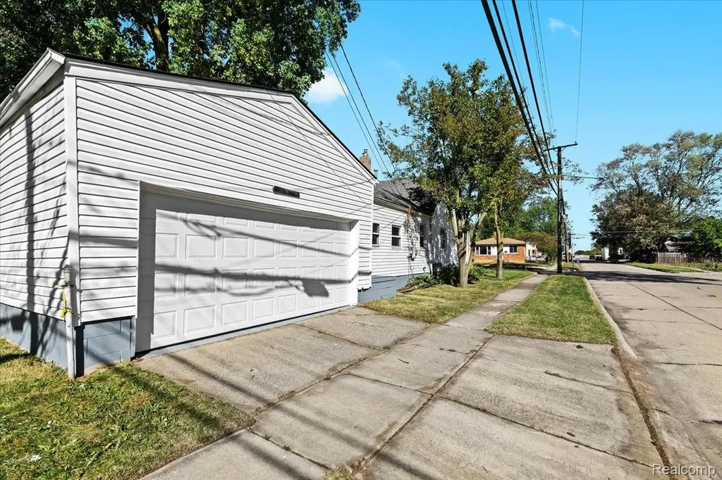 14092 Knox Avenue Warren City MI 48089