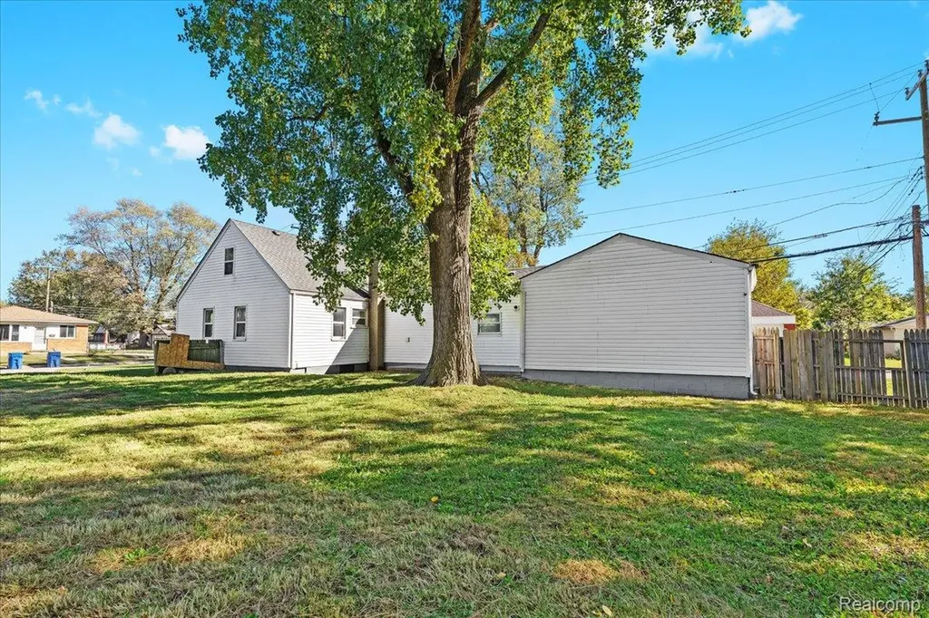 14092 Knox Avenue Warren City MI 48089