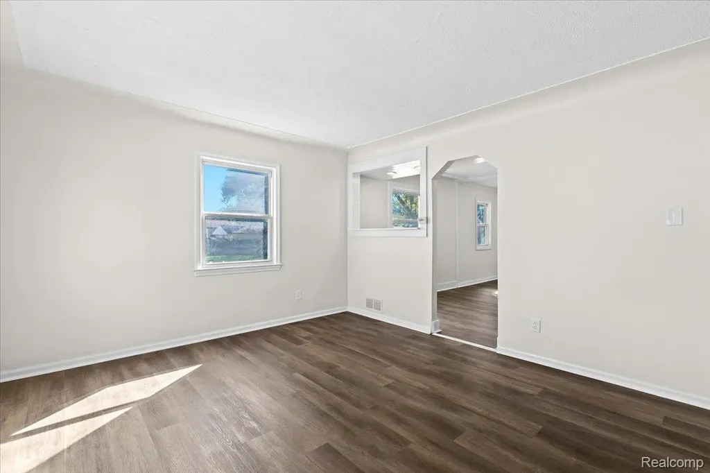 14092 Knox Avenue Warren City MI 48089