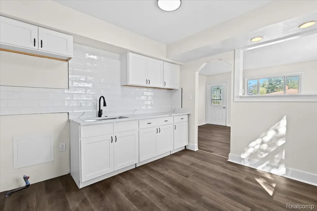 14092 Knox Avenue Warren City MI 48089