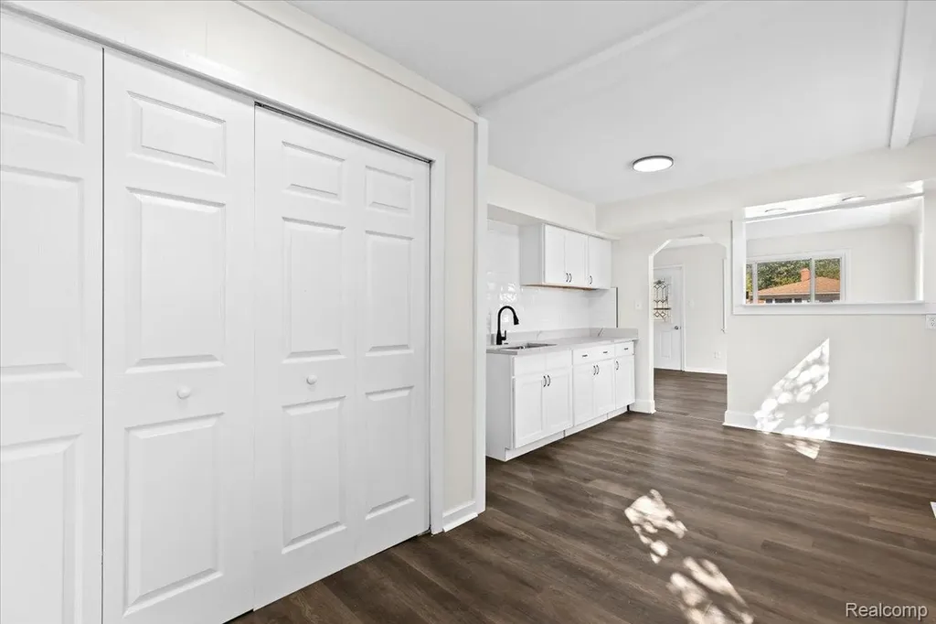 14092 Knox Avenue Warren City MI 48089
