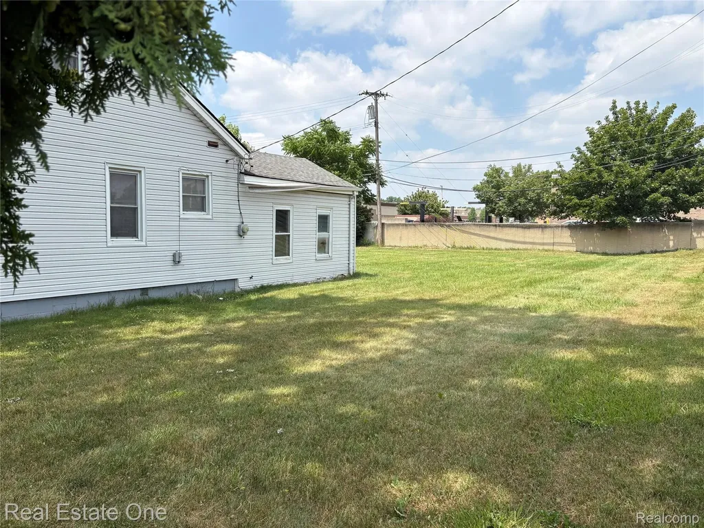 5873 Elmgrove Avenue Warren City MI 48092