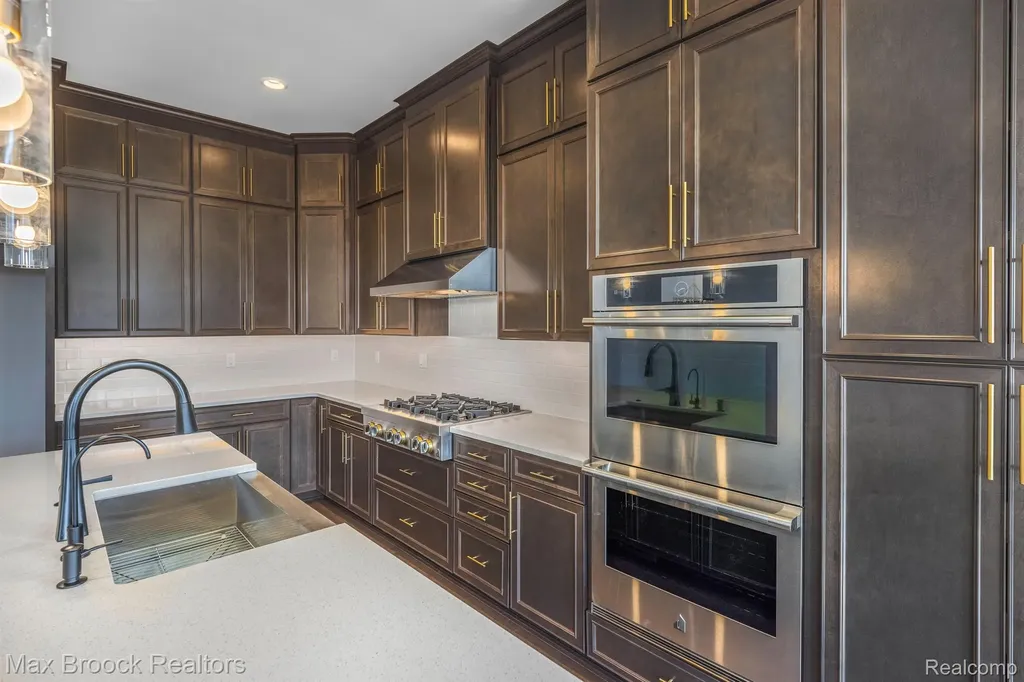 5636 Suffolk Court West Bloomfield Charter Township MI 48322
