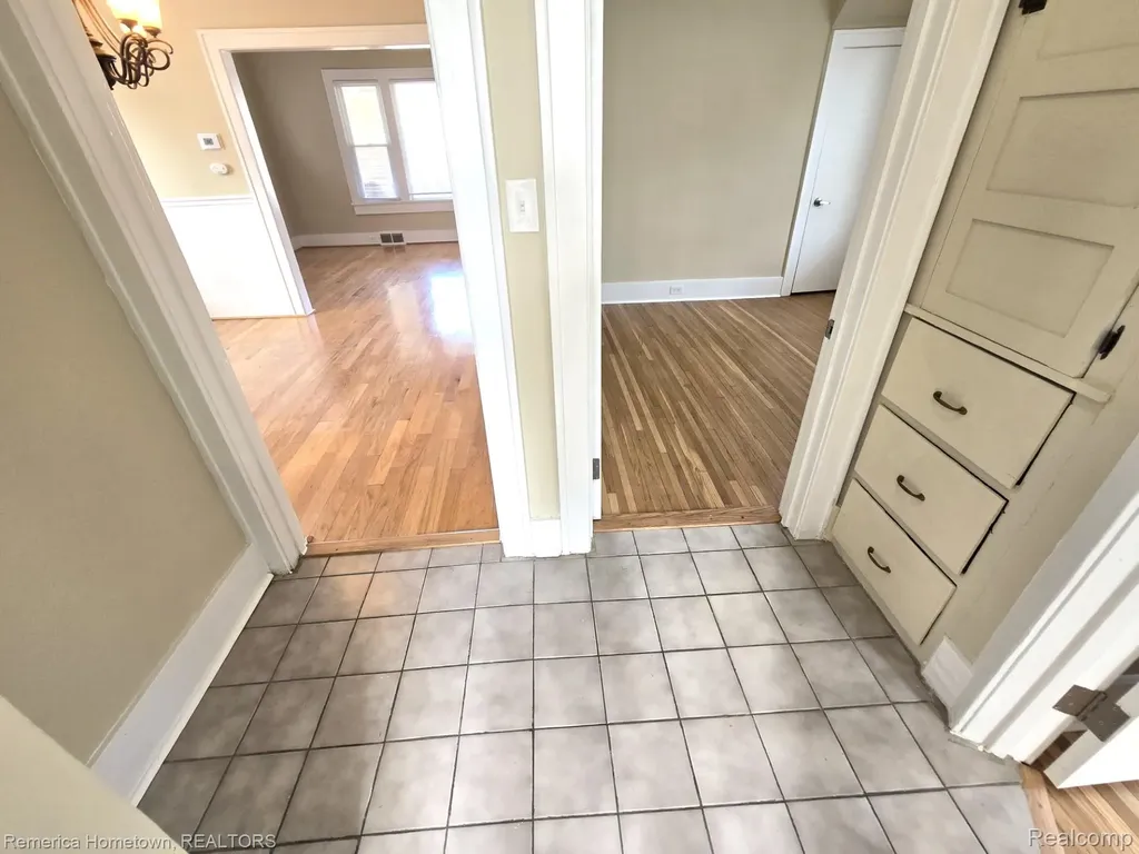 571 W Saratoga Street Ferndale City MI 48220