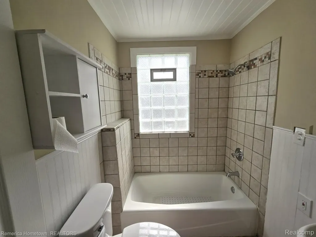 571 W Saratoga Street Ferndale City MI 48220
