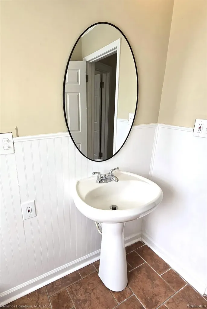 571 W Saratoga Street Ferndale City MI 48220