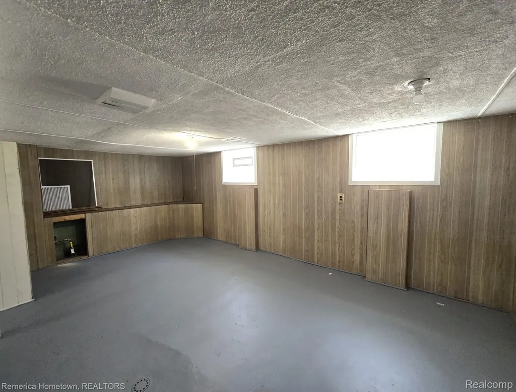 571 W Saratoga Street Ferndale City MI 48220