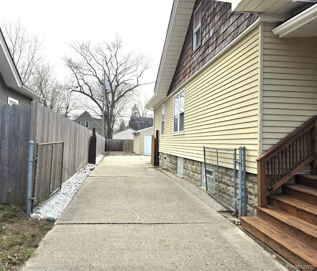 571 W Saratoga Street Ferndale City MI 48220