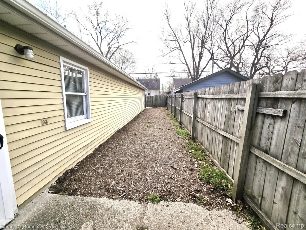 571 W Saratoga Street Ferndale City MI 48220