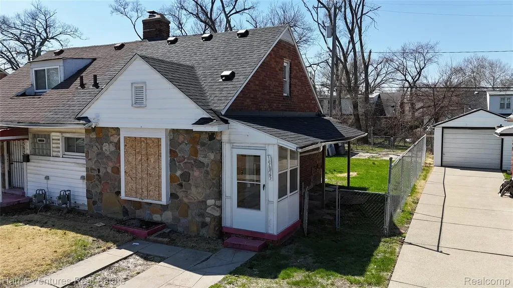 15825 Pinehurst Street Detroit City MI 48238