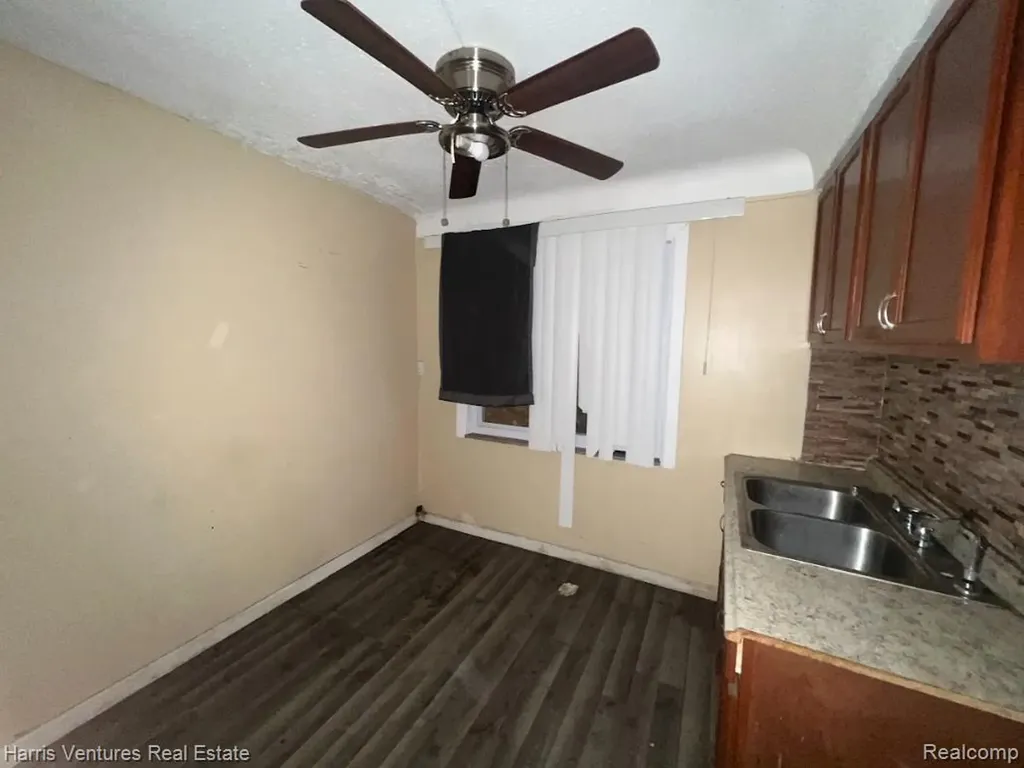 15825 Pinehurst Street Detroit City MI 48238
