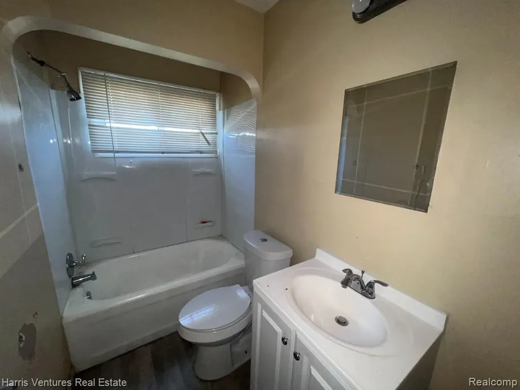 15825 Pinehurst Street Detroit City MI 48238