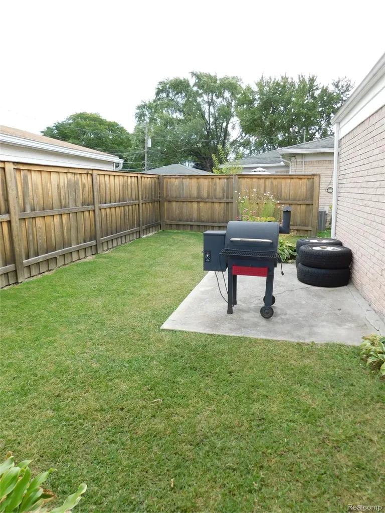 30324 Glenwood Circle Warren City MI 48088