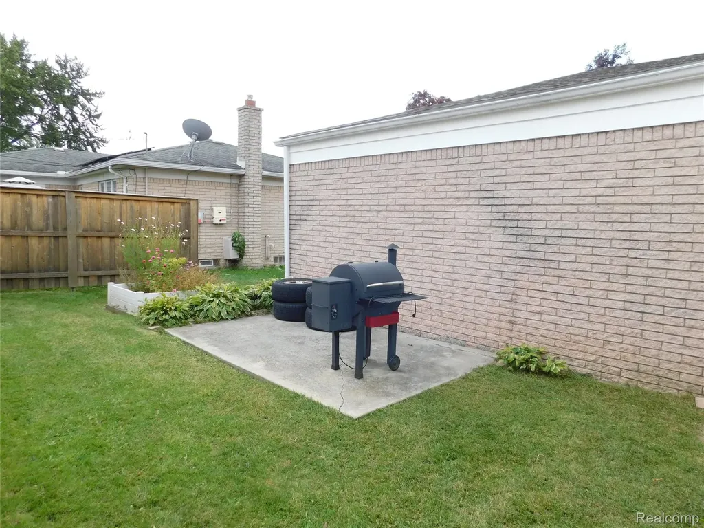 30324 Glenwood Circle Warren City MI 48088
