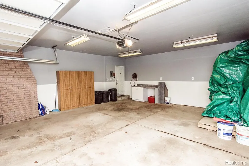 30324 Glenwood Circle Warren City MI 48088
