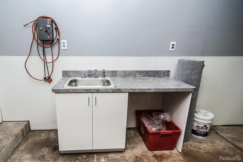 30324 Glenwood Circle Warren City MI 48088
