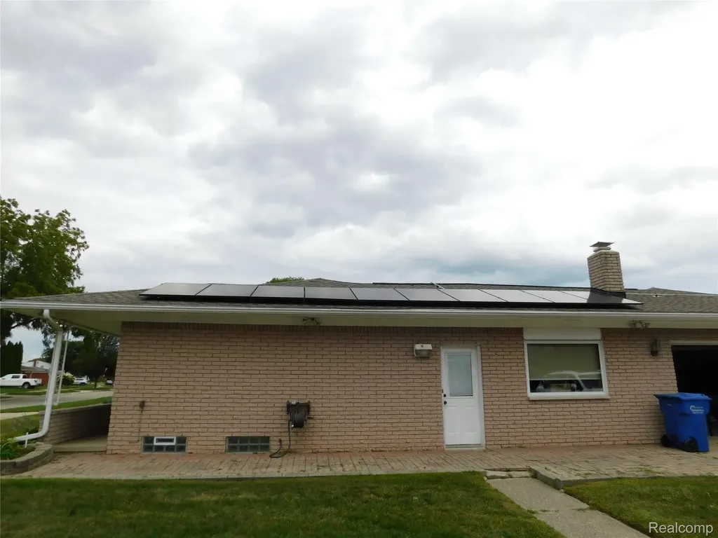 30324 Glenwood Circle Warren City MI 48088
