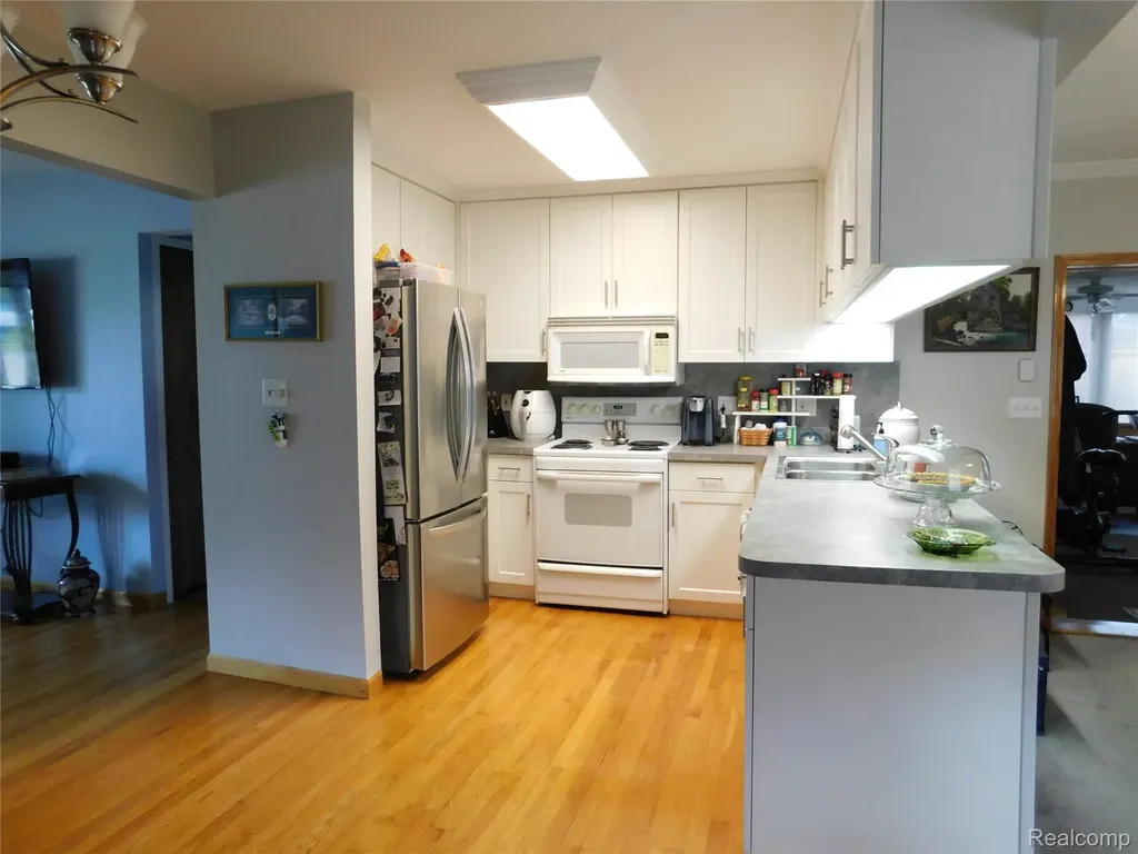 30324 Glenwood Circle Warren City MI 48088