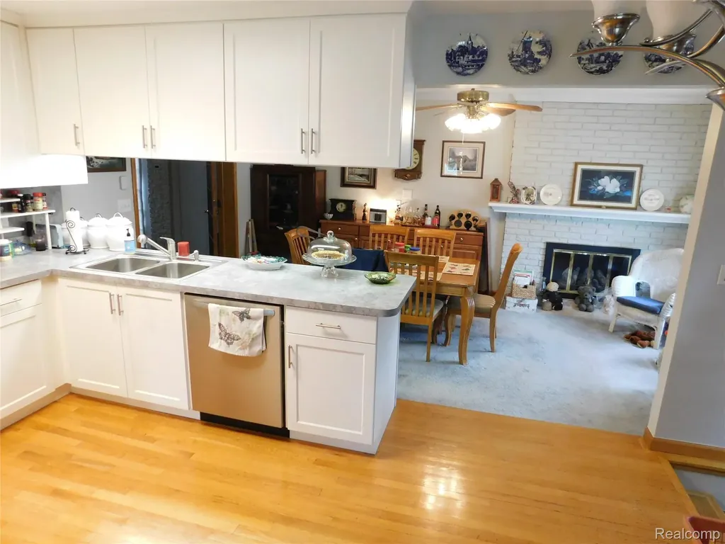 30324 Glenwood Circle Warren City MI 48088