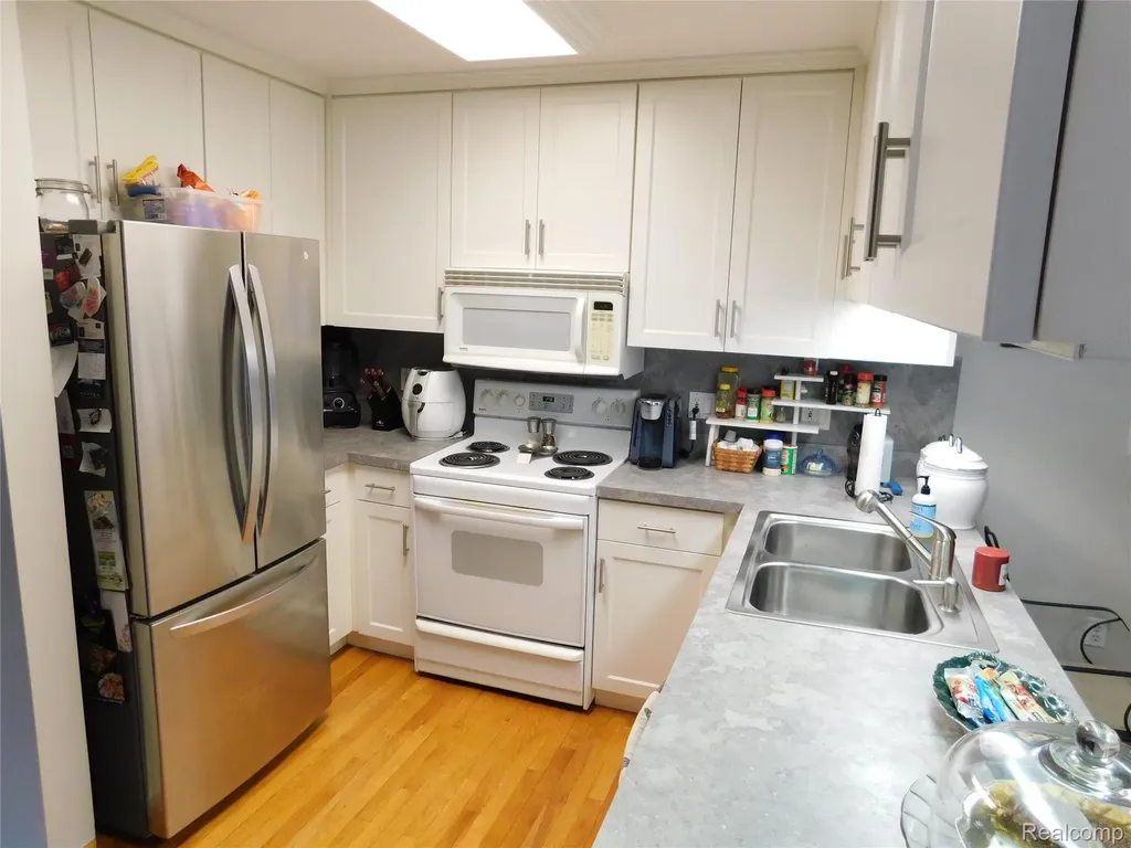 30324 Glenwood Circle Warren City MI 48088