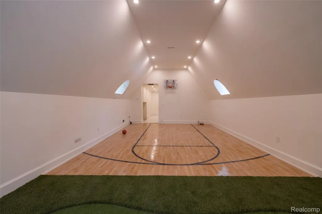 3431 Crooks Road Troy City MI 48084